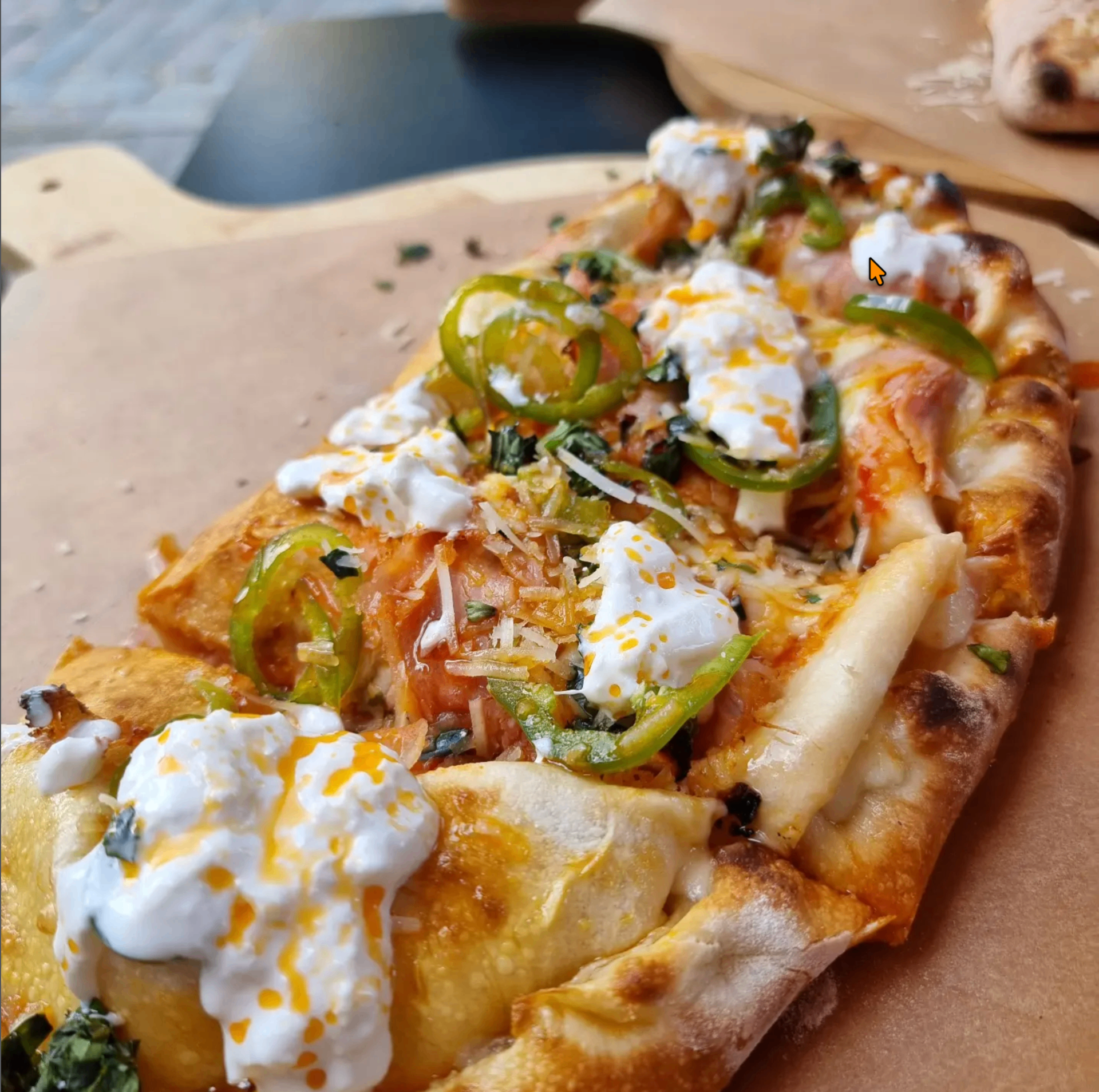 Pica su burrata ir žaliais pipirais — Pizza Marinara