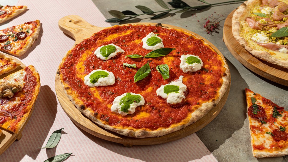 Marinara pica su pomidorų padažu, česnaku ir baziliku — tikra itališka pica
